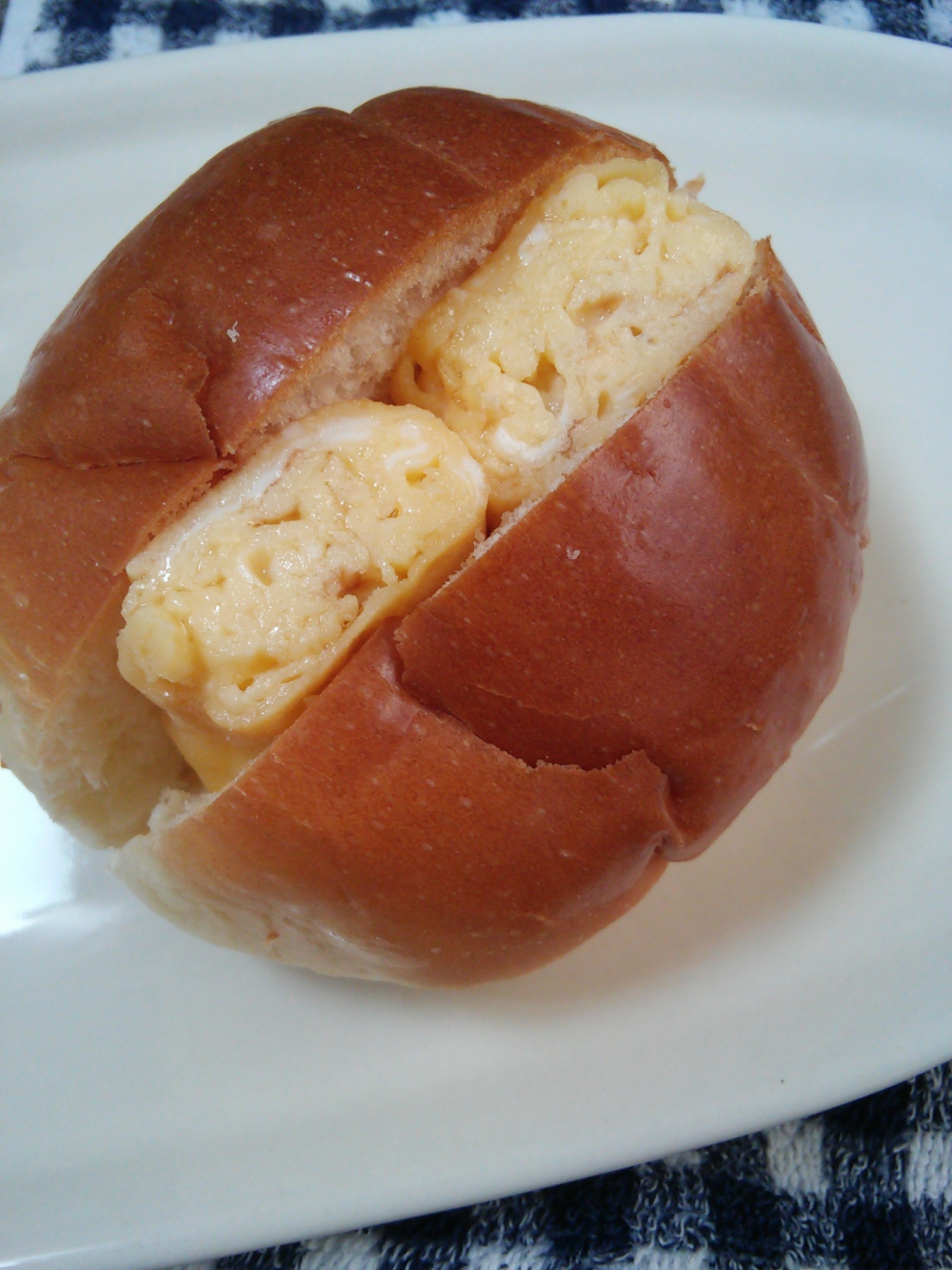 ロールパンで簡単♪甘いたまご焼きのサンドイッチ