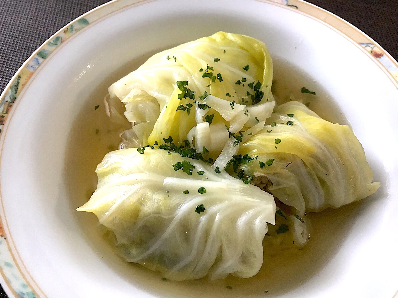 白いお皿に盛り付けられたロールキャベツ