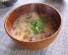 こんにちは（vv*）　朝ごはんにいただきました。　なめこにお豆腐に大根でボリュームがあってとっても美味しかったです♡　体の芯からほっこり温まりました＾＾*