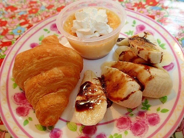 焼きプリンとチョコバナナとクロワッサンのワンプレ♬