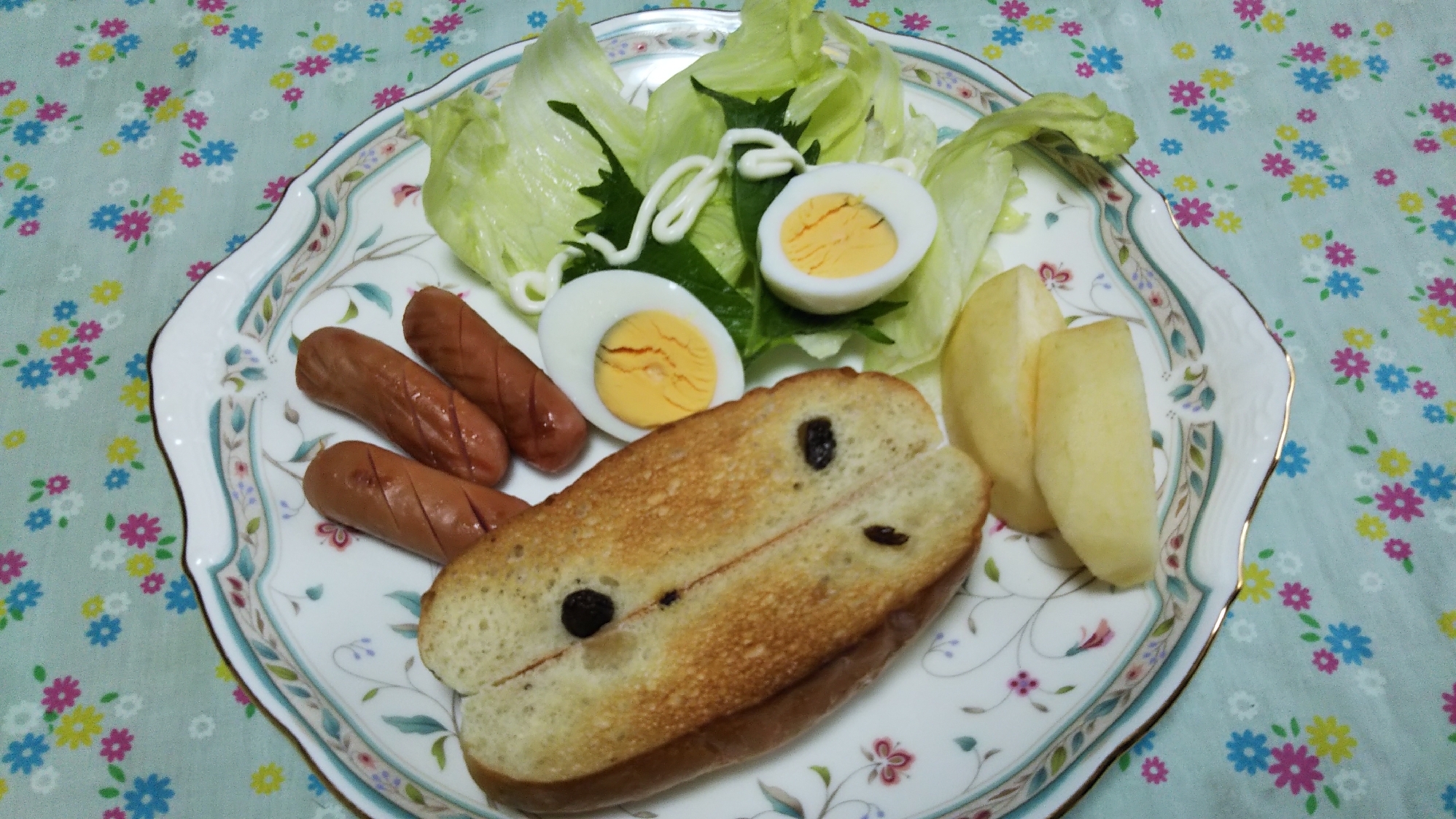 ウインナーとレーズンパントーストとサラダの朝食☆