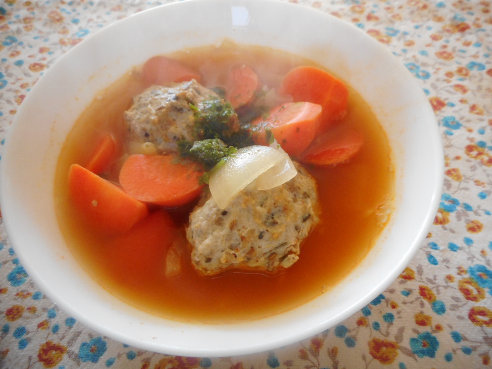 肉団子とニンジン、玉ねぎのピリ辛スープ