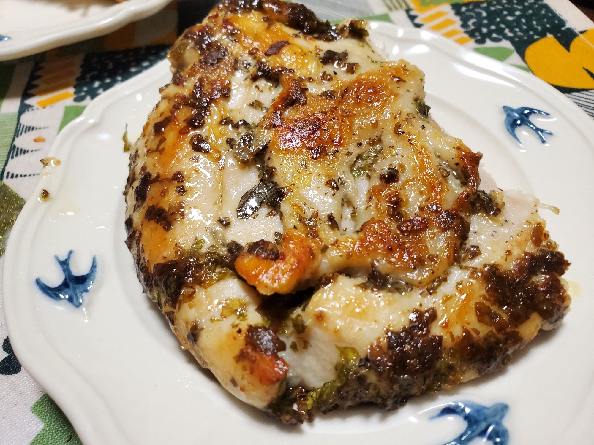 白い皿に盛られたバジルチキン
