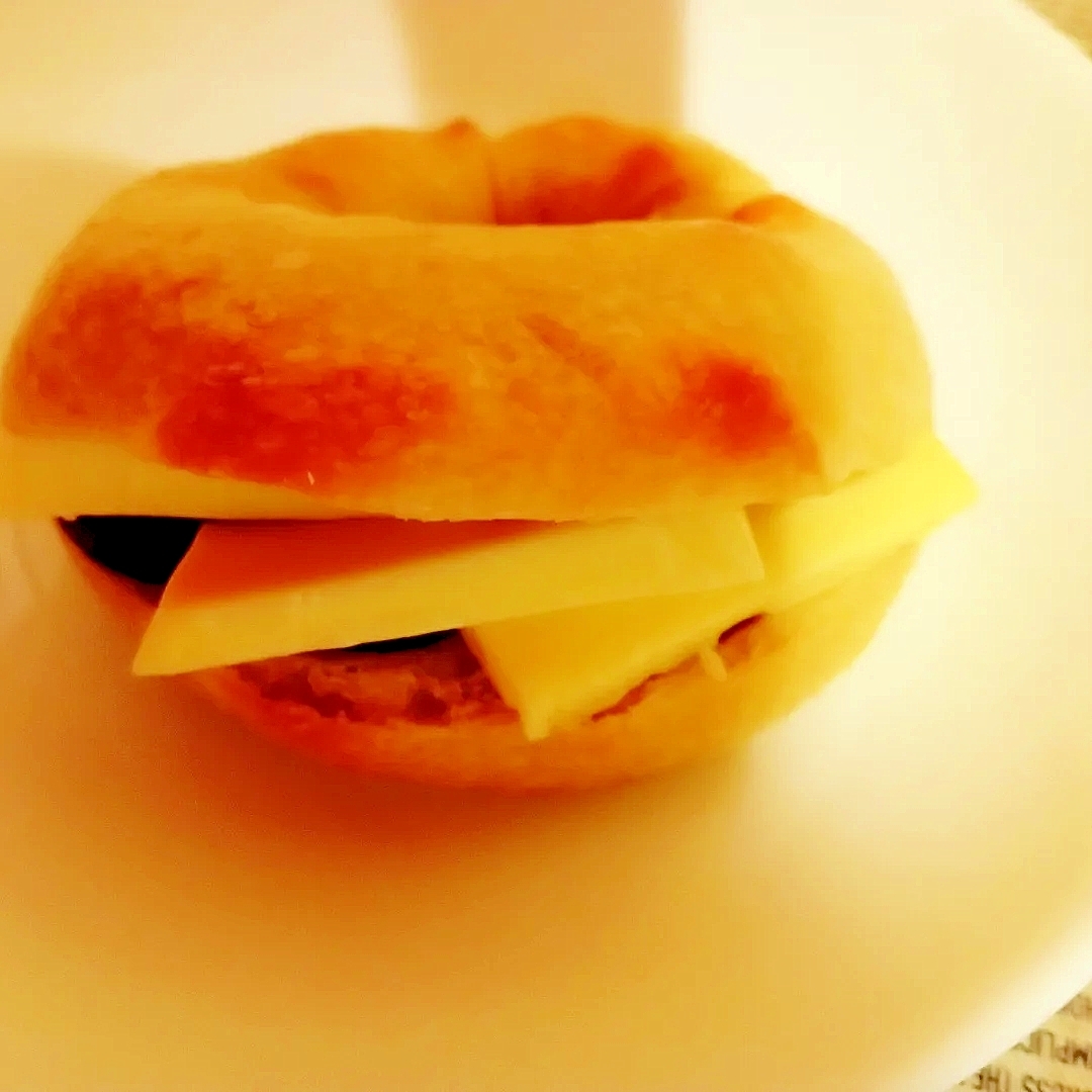 くるみベーグルのチーズサンドイッチ