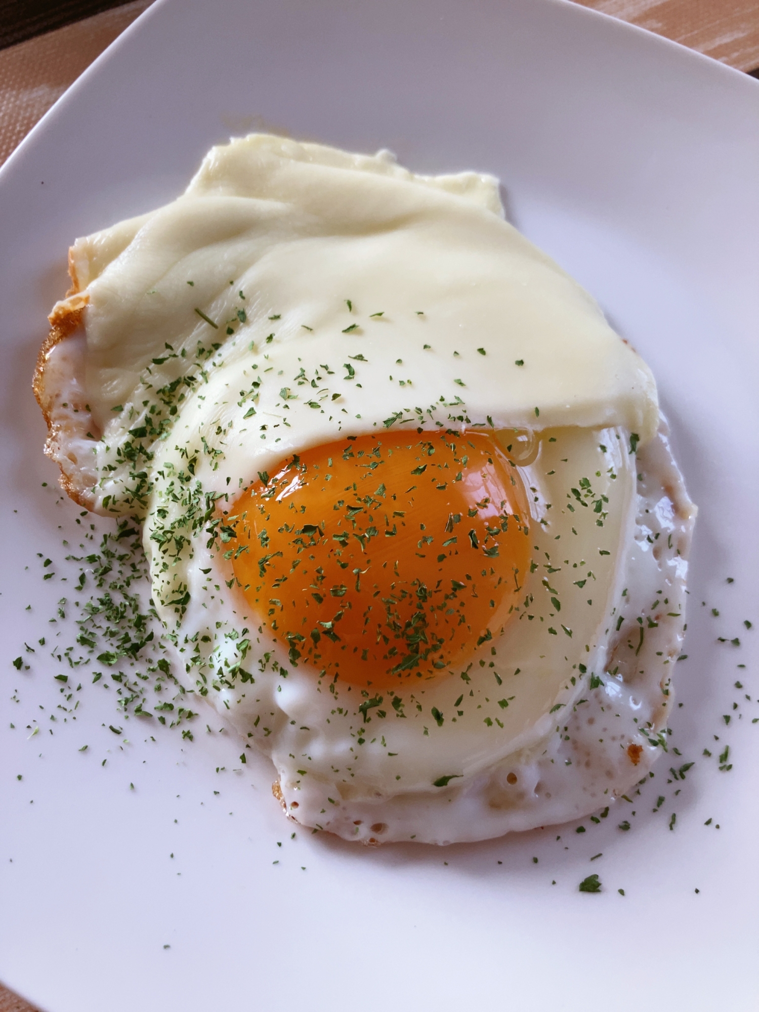 半熟目玉焼きのチーズパセリのせ