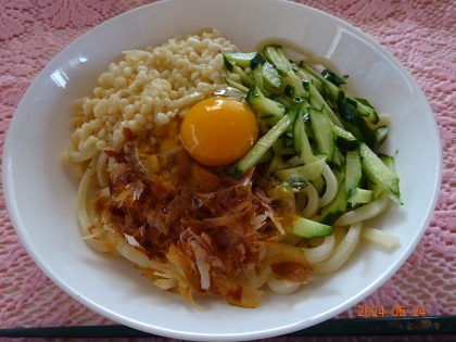きゅうりと天かすの冷しぶっかけうどん
