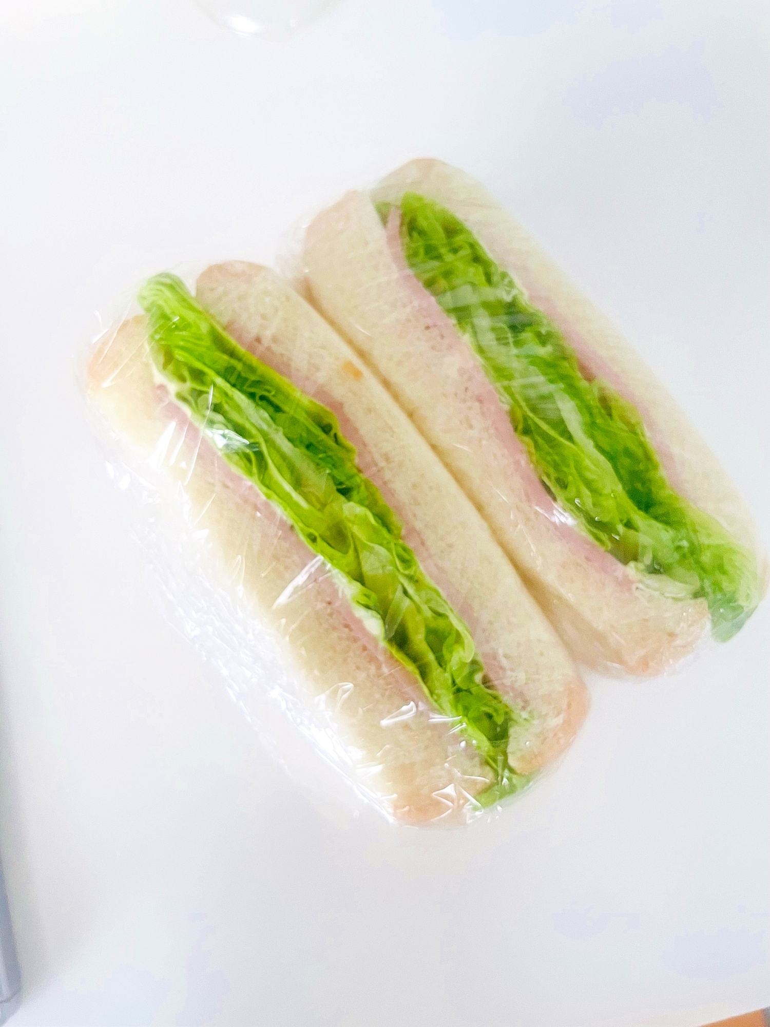レタスとハムのサンドイッチ
