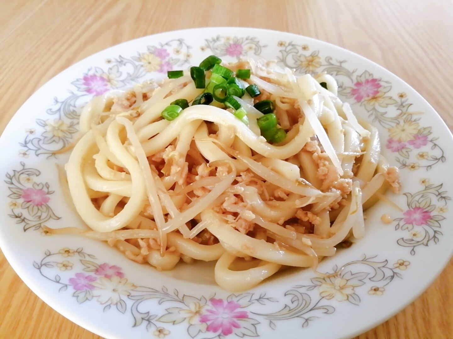 節約☆包丁不要♪鶏ひき肉ともやしの焼きうどん