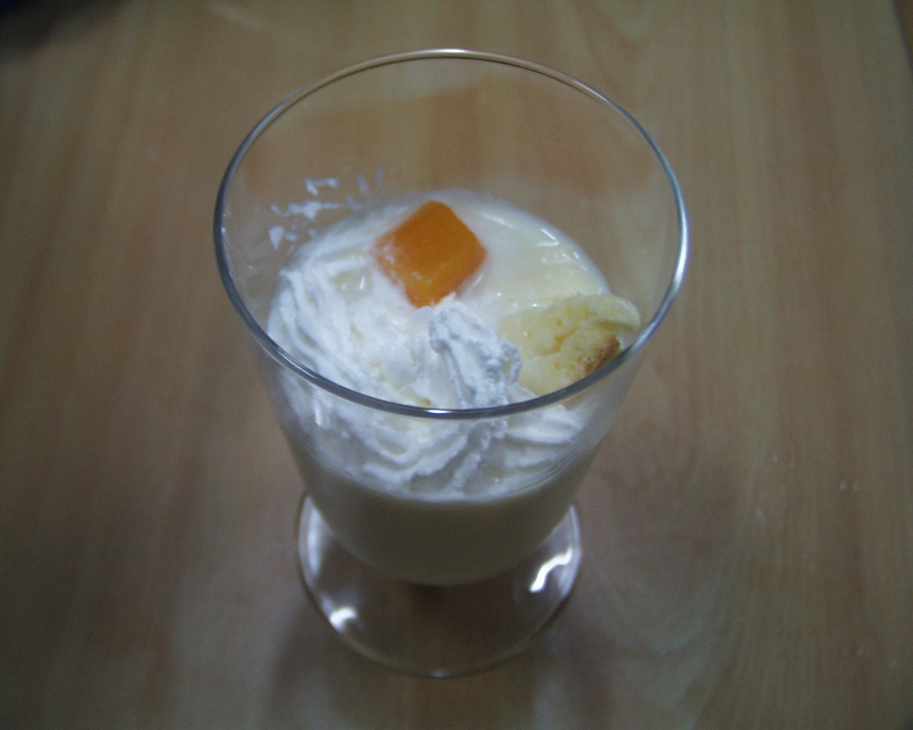 黄モモ、スポンジケーキ、ホイップ豆乳ミルクオーレ