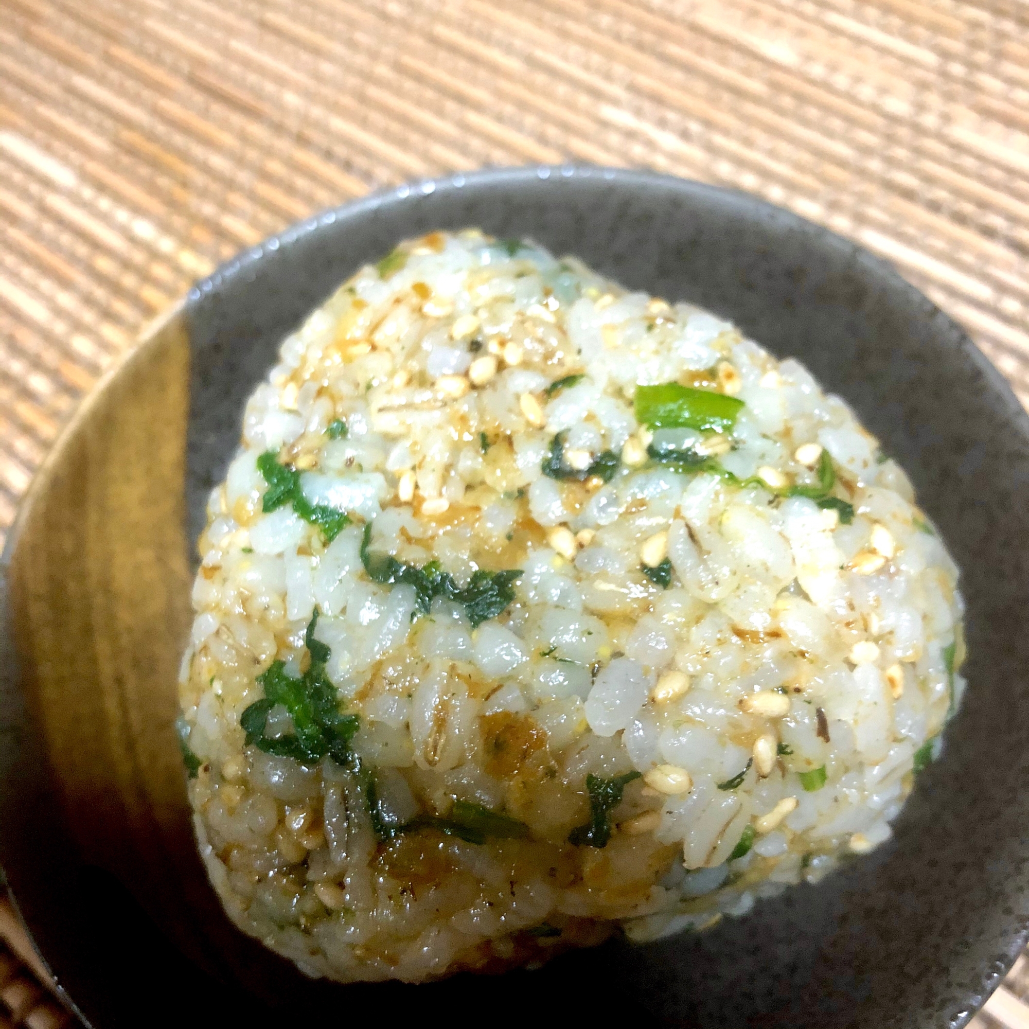 春菊とおかかのもち麦おにぎり