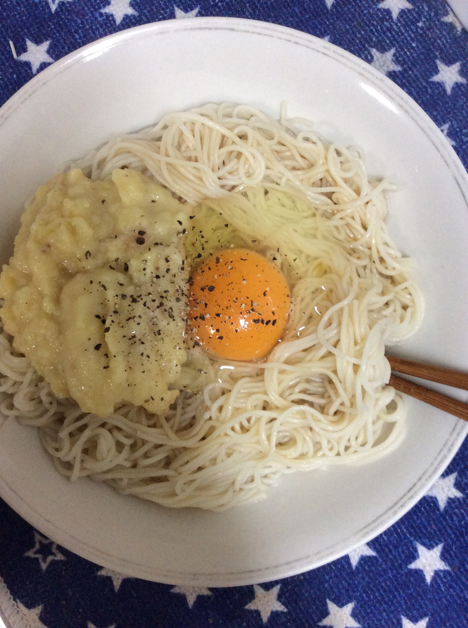 ポテトサラダで♪こってり食べ応え釜玉そうめん