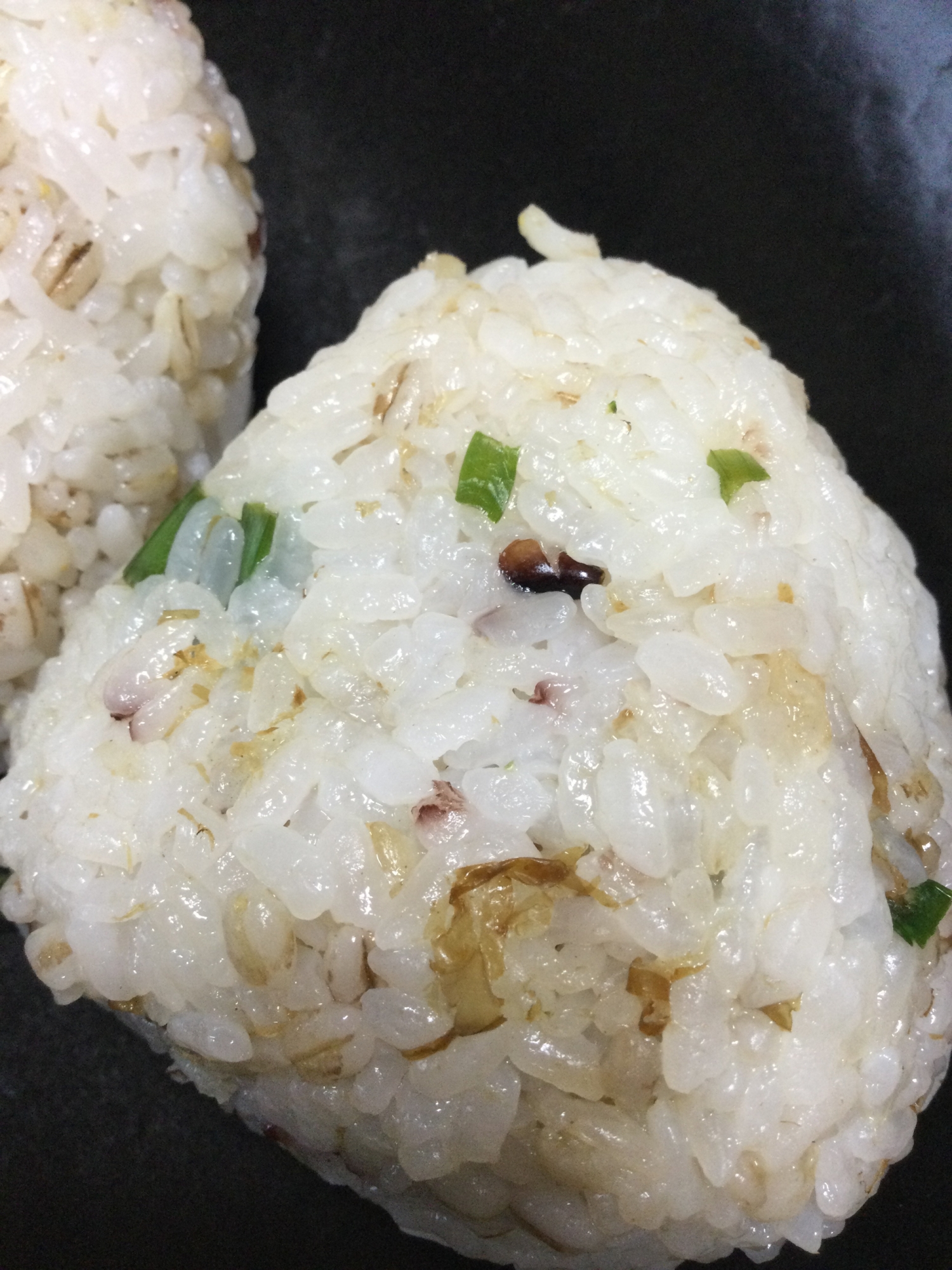ニラと花カツオで薬味たっぷりおにぎり レシピ 作り方 By あーるいーあい0153 楽天レシピ