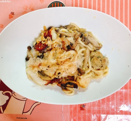 キャベツとカニカマと卵の焼きうどん