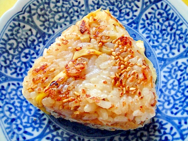 青い皿にのっているごまおかか焼きおにぎり