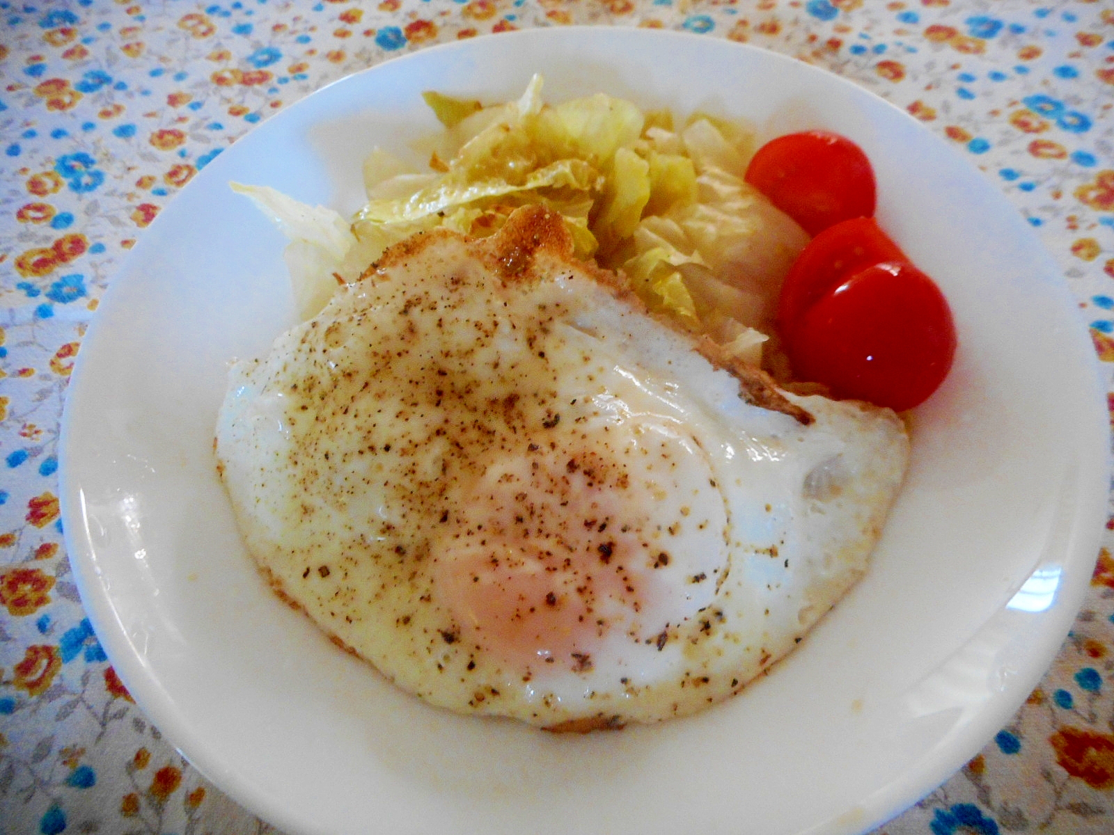 レタスのソテー目玉焼き添え