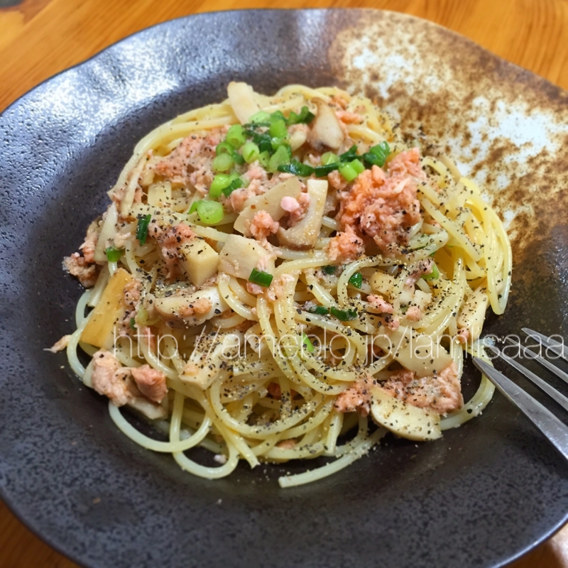 冷蔵庫の余り物☆鮭フレークとエリンギの和風パスタ