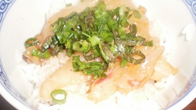 鯛の刺身で作りました(^^♪
大葉とねぎを散らせての仕上げにして美味しかったです。