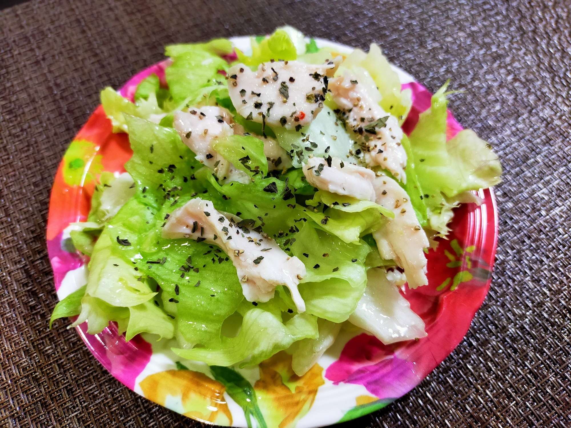 皿に盛られた、バジルチキンとレタスのサラダ