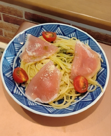 生ハムの冷製ジェノベーゼパスタ