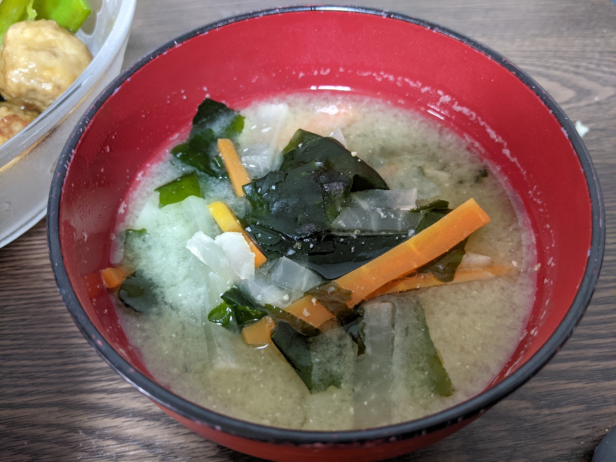 人参とワカメと大根の味噌汁