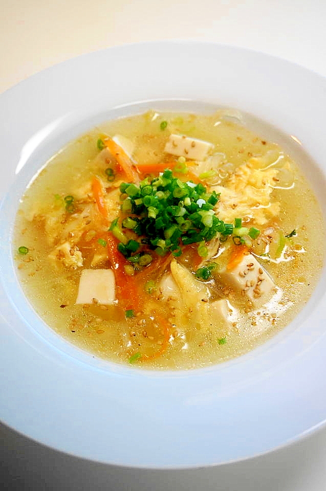 簡単で美味！玉ねぎとにんじんと豆腐の卵中華スープ
