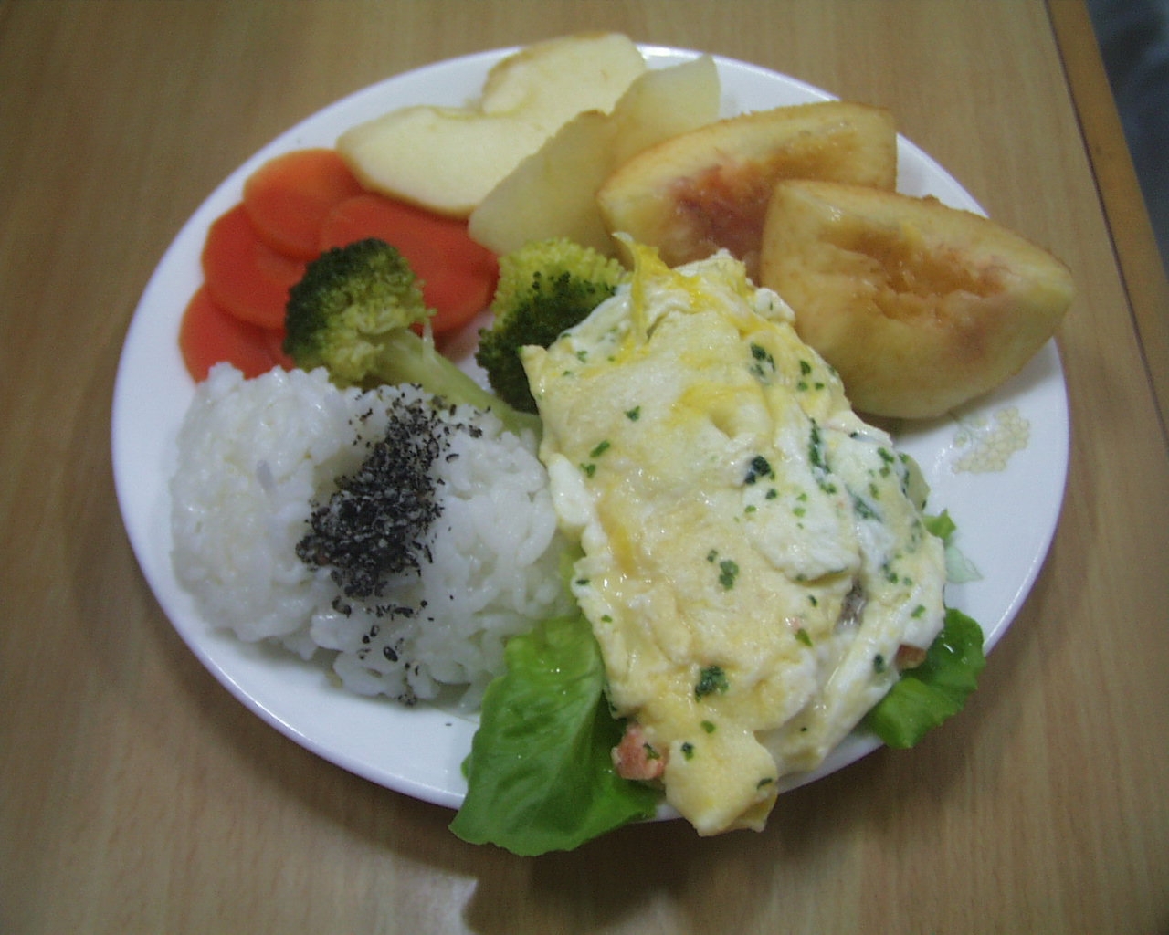 ごはんと、鮭豆腐ブロッコリ青海苔オムレツ、野菜