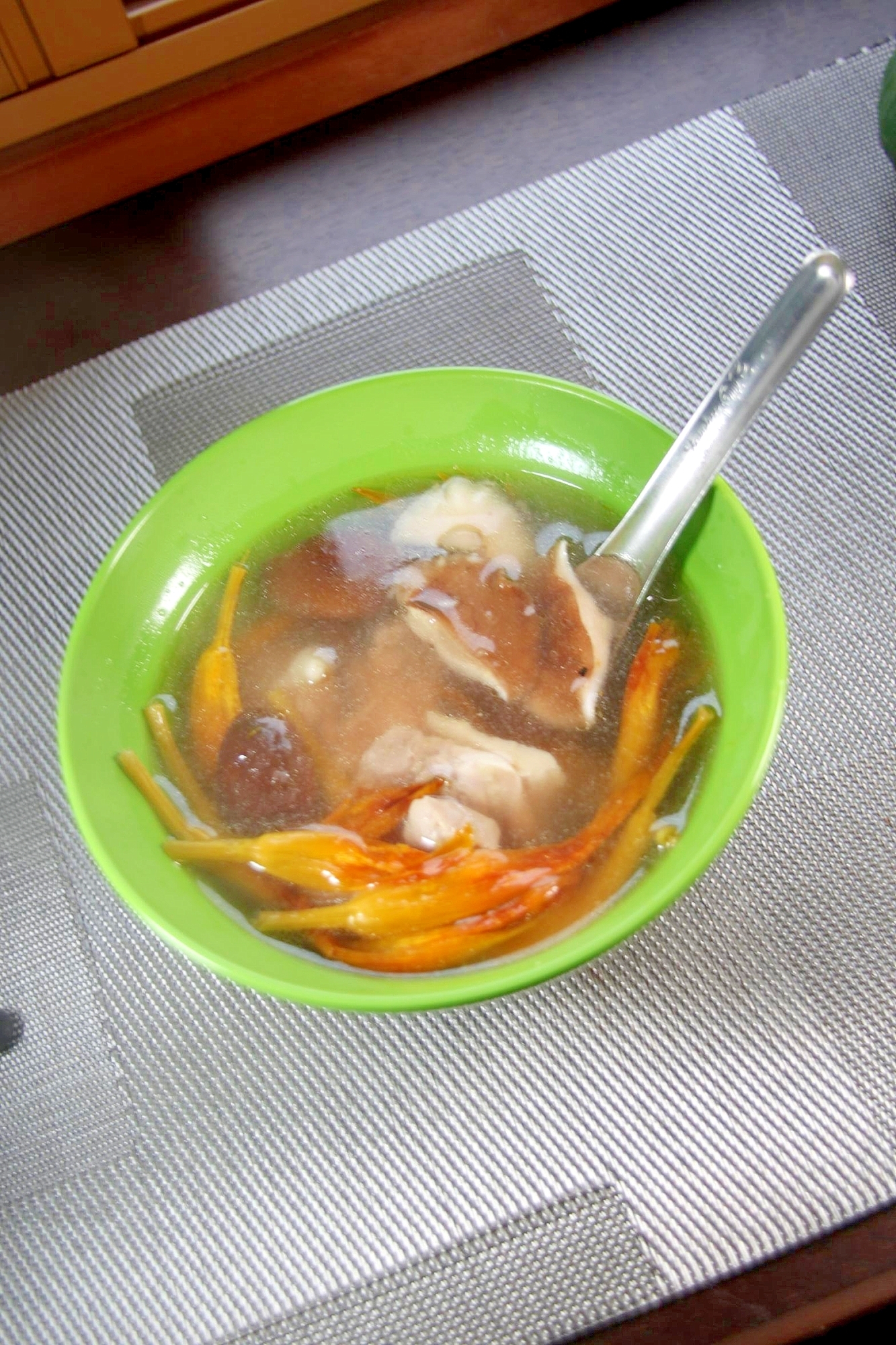 台湾の伝統スープ『金針香菇雞湯』