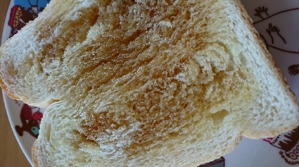 厚切りの食パンだったのでハニートーストにしてみました。はちみつが染みていておいしかったです！