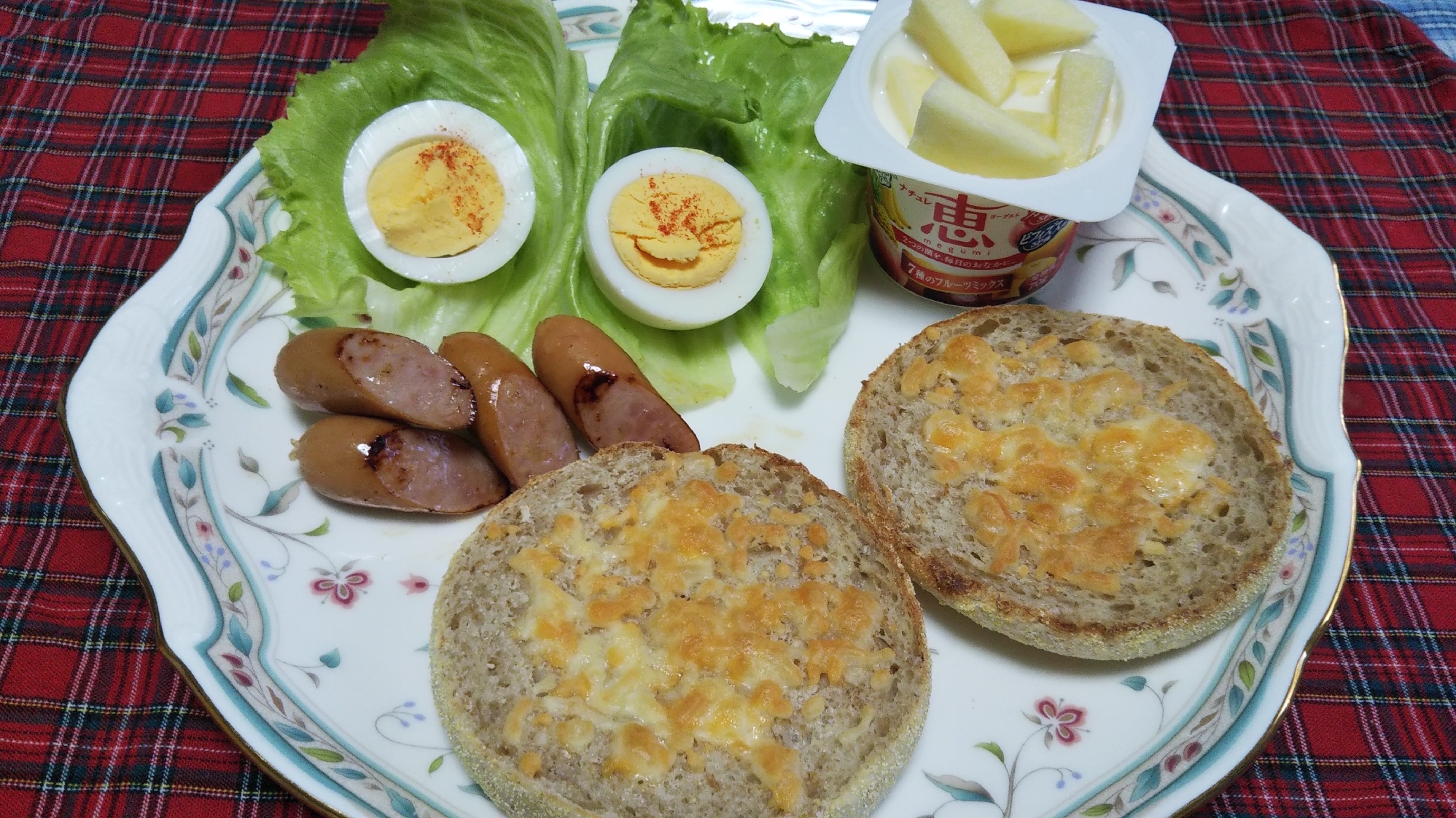 イングリッシュマフィンのチーズトーストの朝食☆