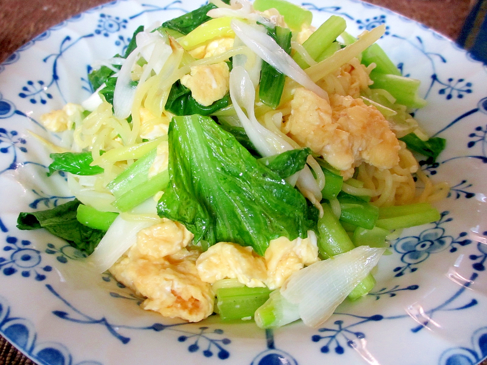 小松菜、長ネギ、卵の鶏がら塩糀焼きそば