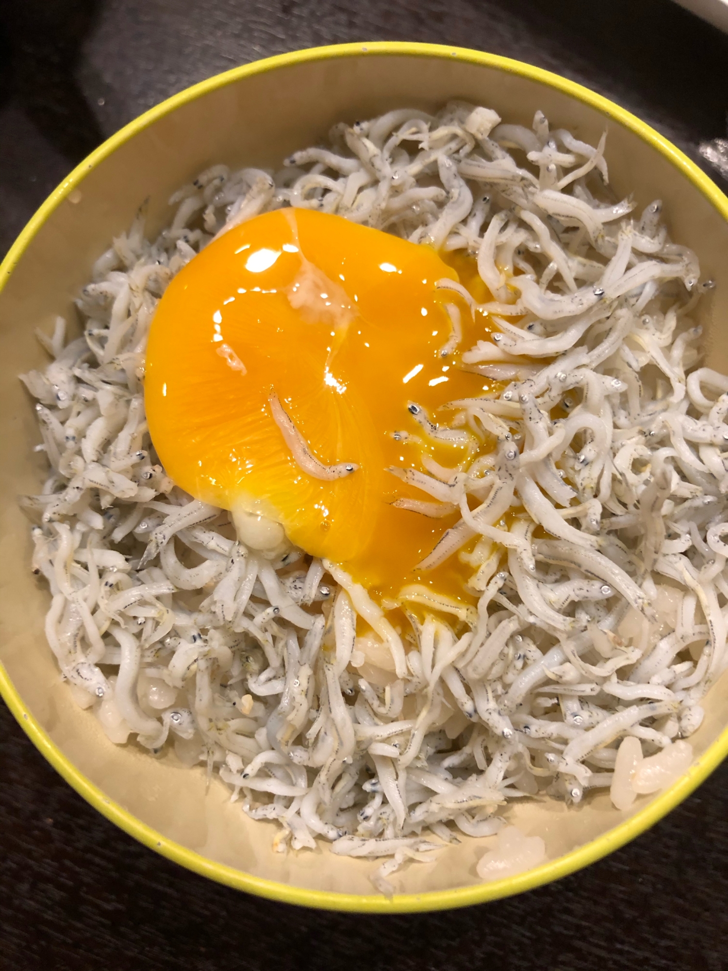 子供も作れる♡卵かけしらす丼