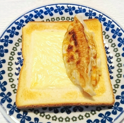 チーズ餃子トースト