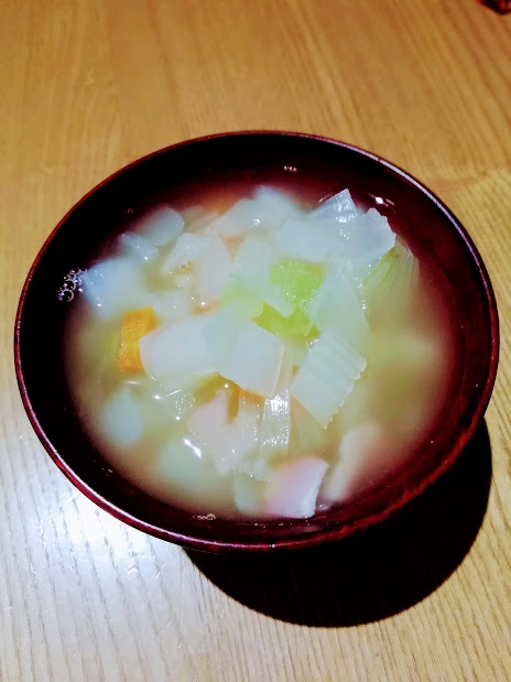 ほっこりするベーコンと野菜のコンソメスープ