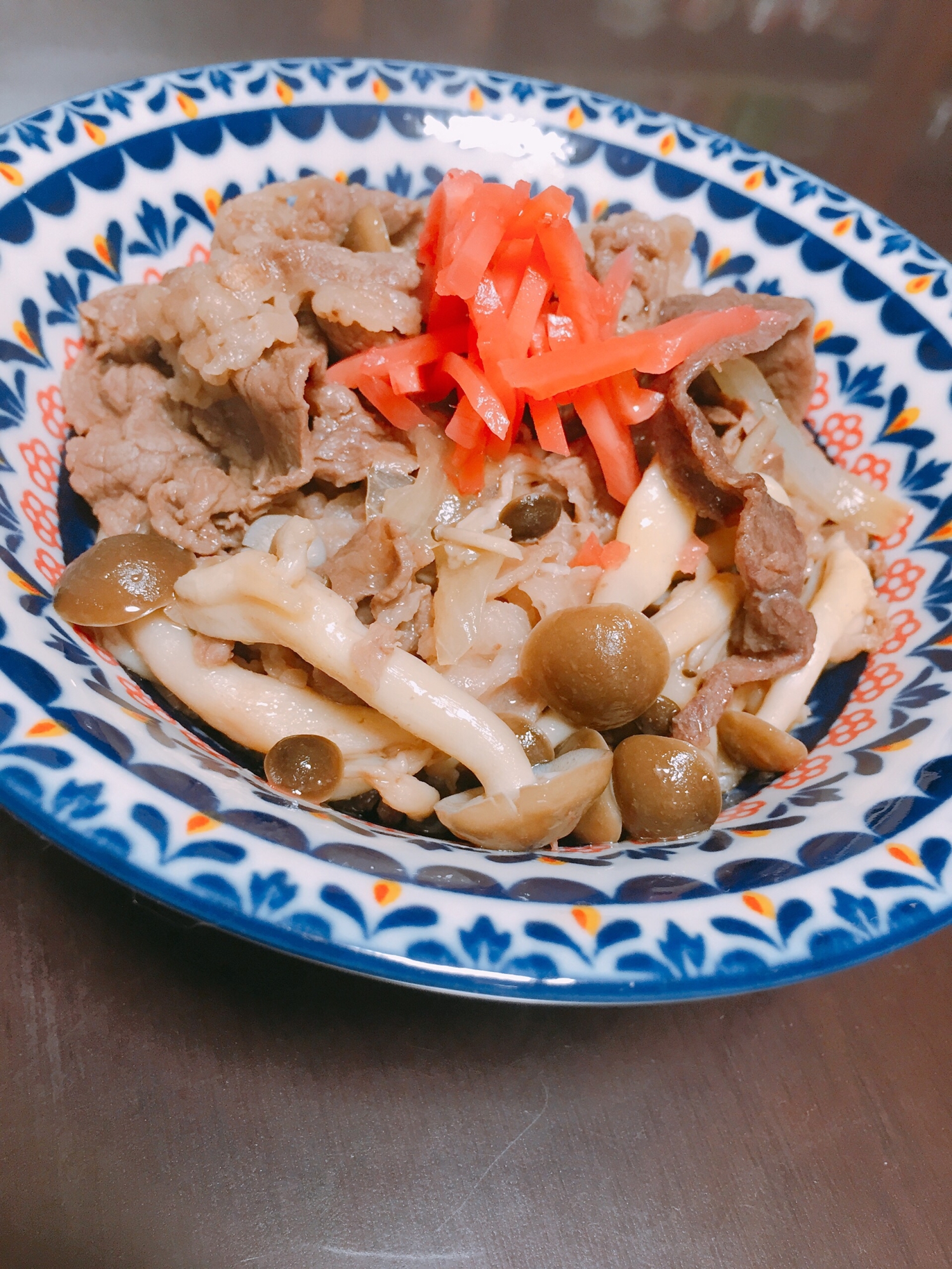 麺つゆで簡単☆つゆたっぷり牛丼☆サラダ牛丼