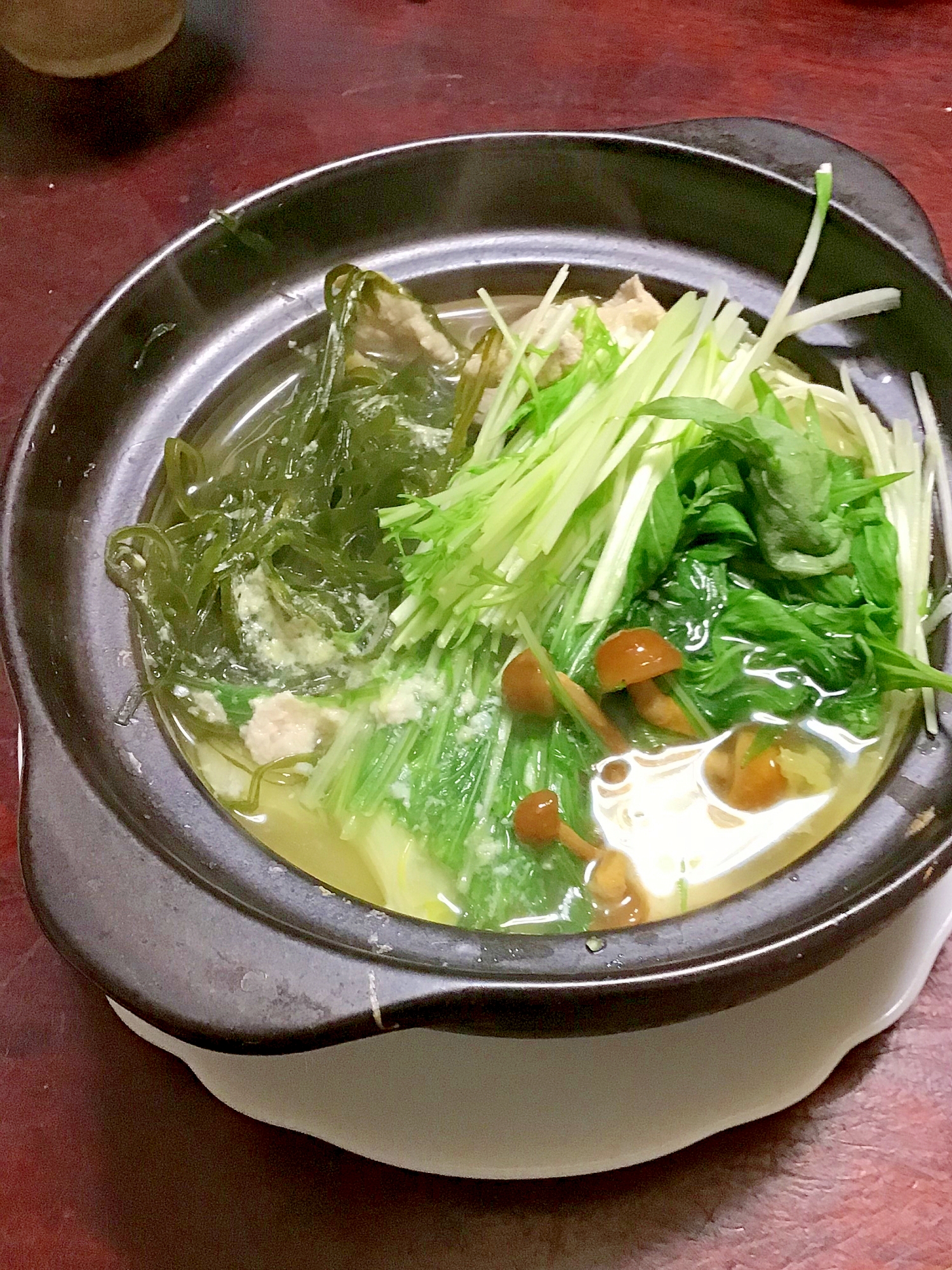 豚と水菜とキリ昆布とナメコの湯豆腐鍋。
