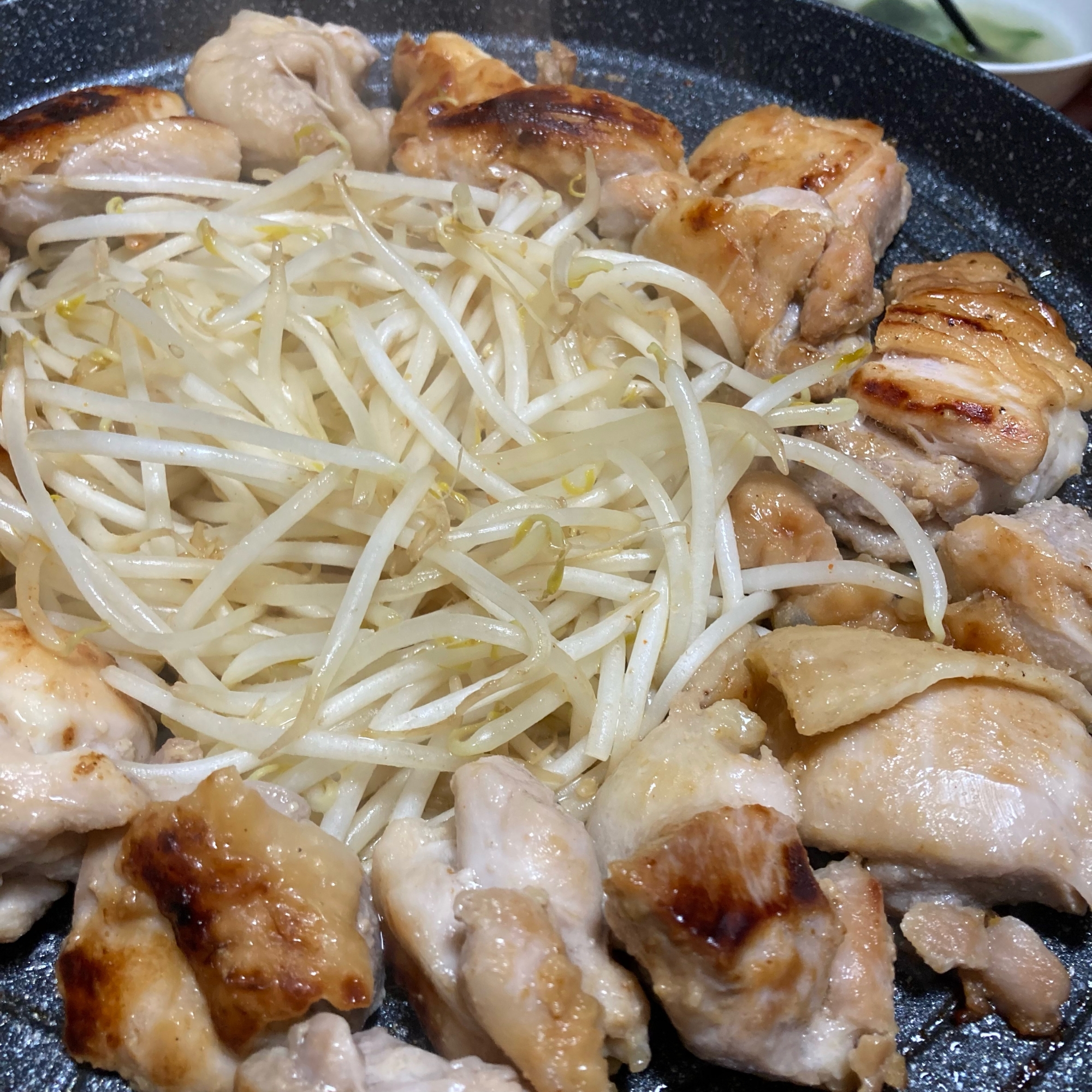 サムギョプサル鍋で《もやしと鶏の味噌焼き》