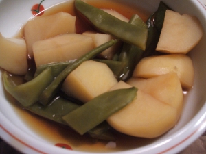 白い器に盛り付けられたじゃがいもとささげの煮物