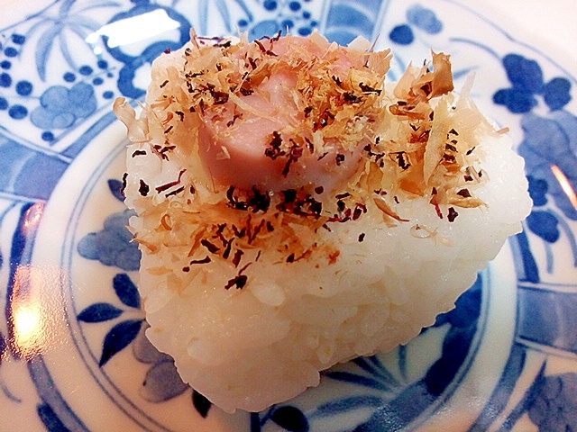 魚肉ソーセージとおかかとゆかりの焼おにぎり