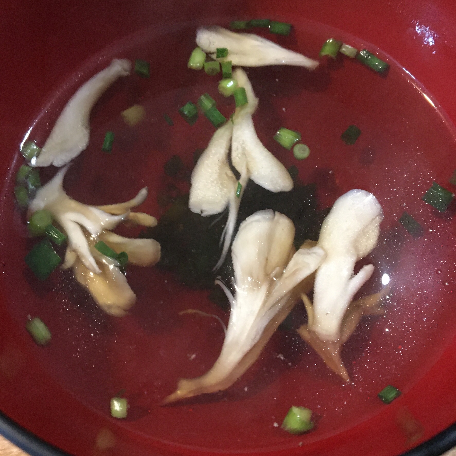 冷しゃぶの茹で汁を使って！舞茸とわかめのスープ