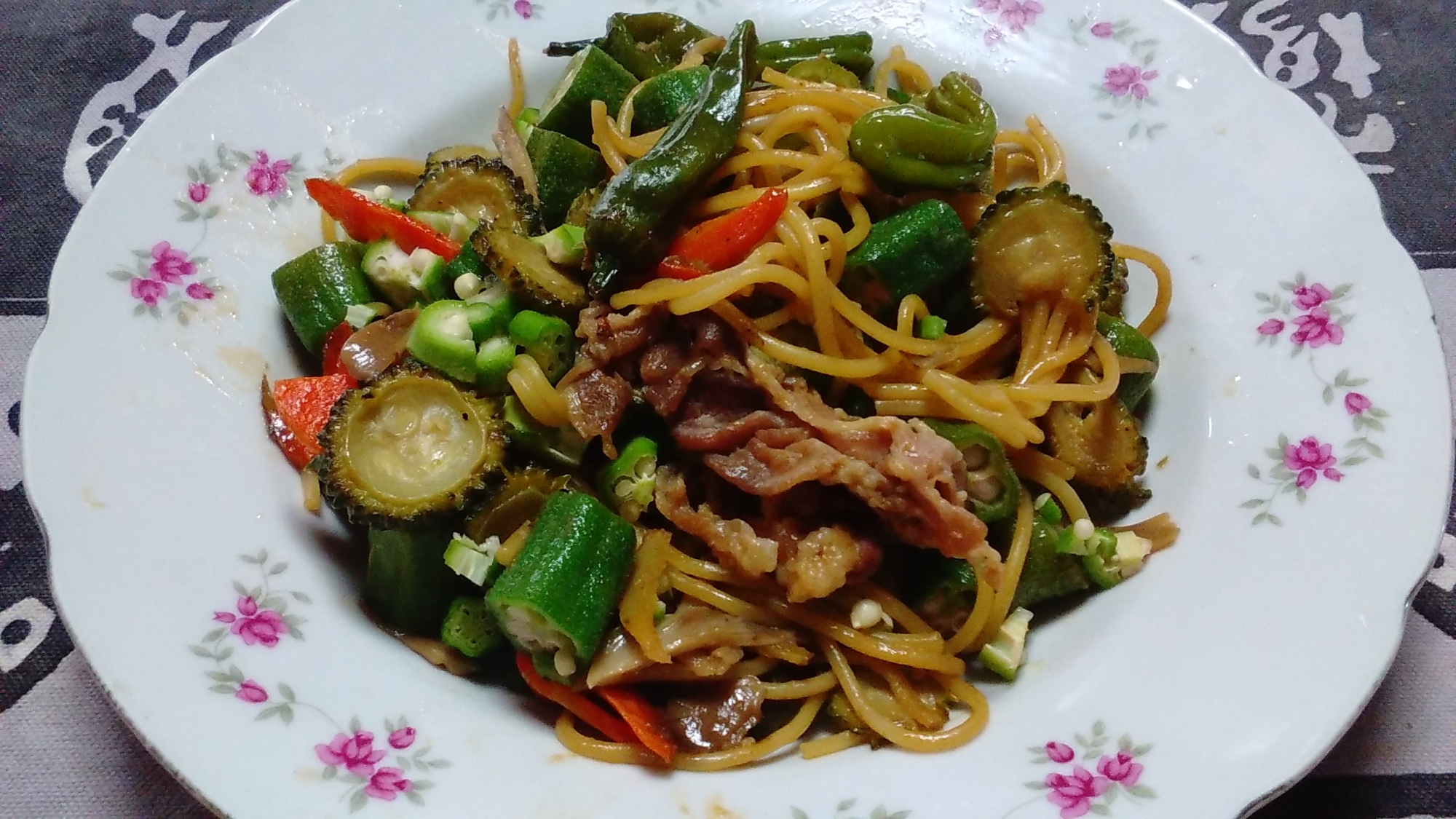 ゴーヤとオクラの水戻しパスタ 焼肉のタレ味