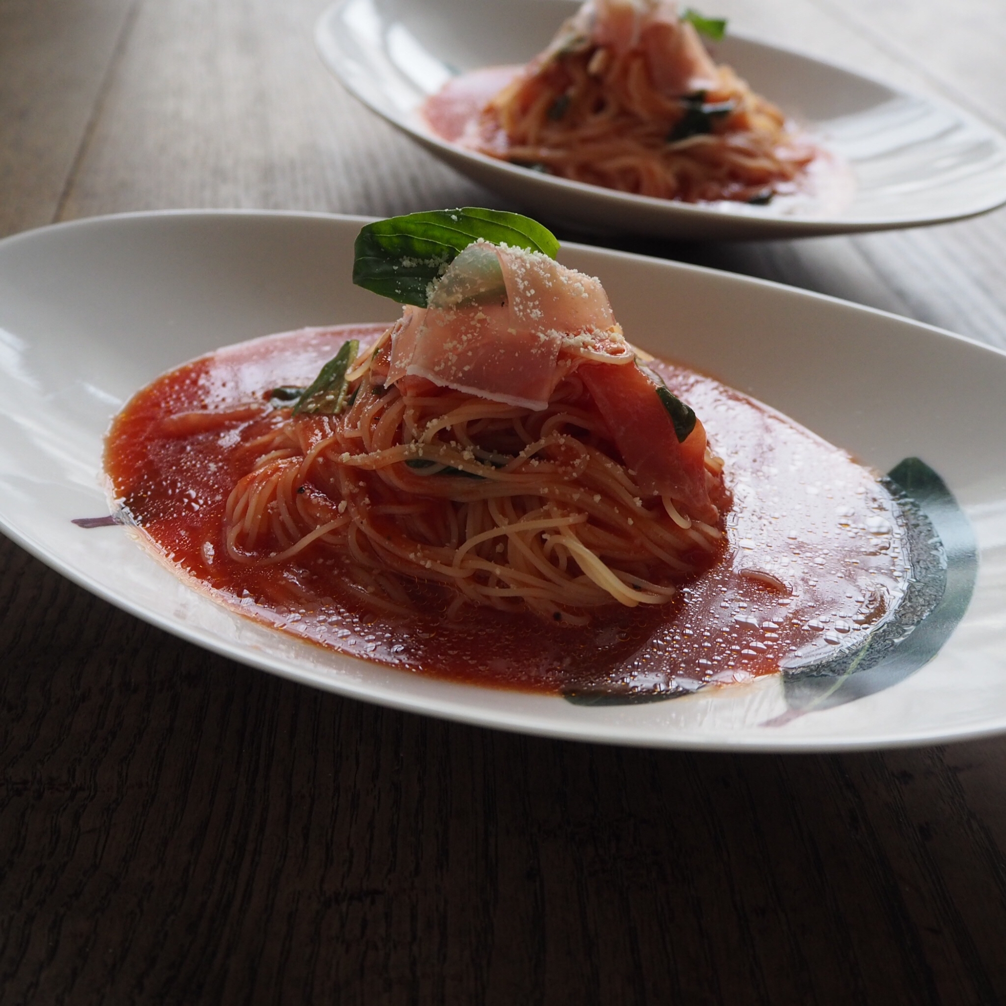 トマトジュースで簡単！トマトと生ハムの冷製パスタ