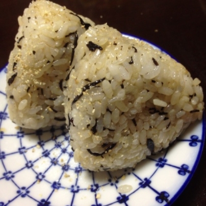 簡単混ぜご飯。ひじきとごまの混ぜご飯おにぎり