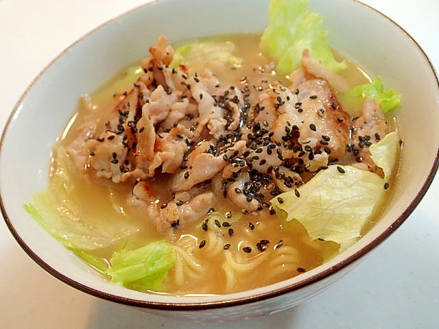 レタスと豚肉の豚骨ラーメン