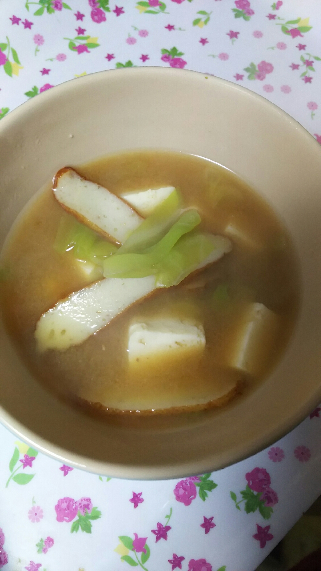 さつま揚げ、きゃべつ、とうふのお味噌汁。