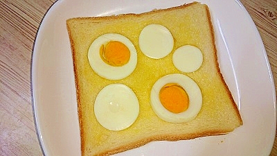 ゆで卵でバターエッグトースト