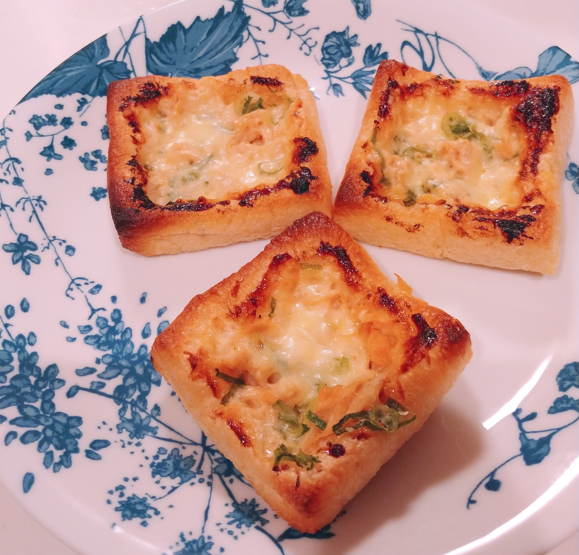 鮭の味噌マヨ油揚げピザ