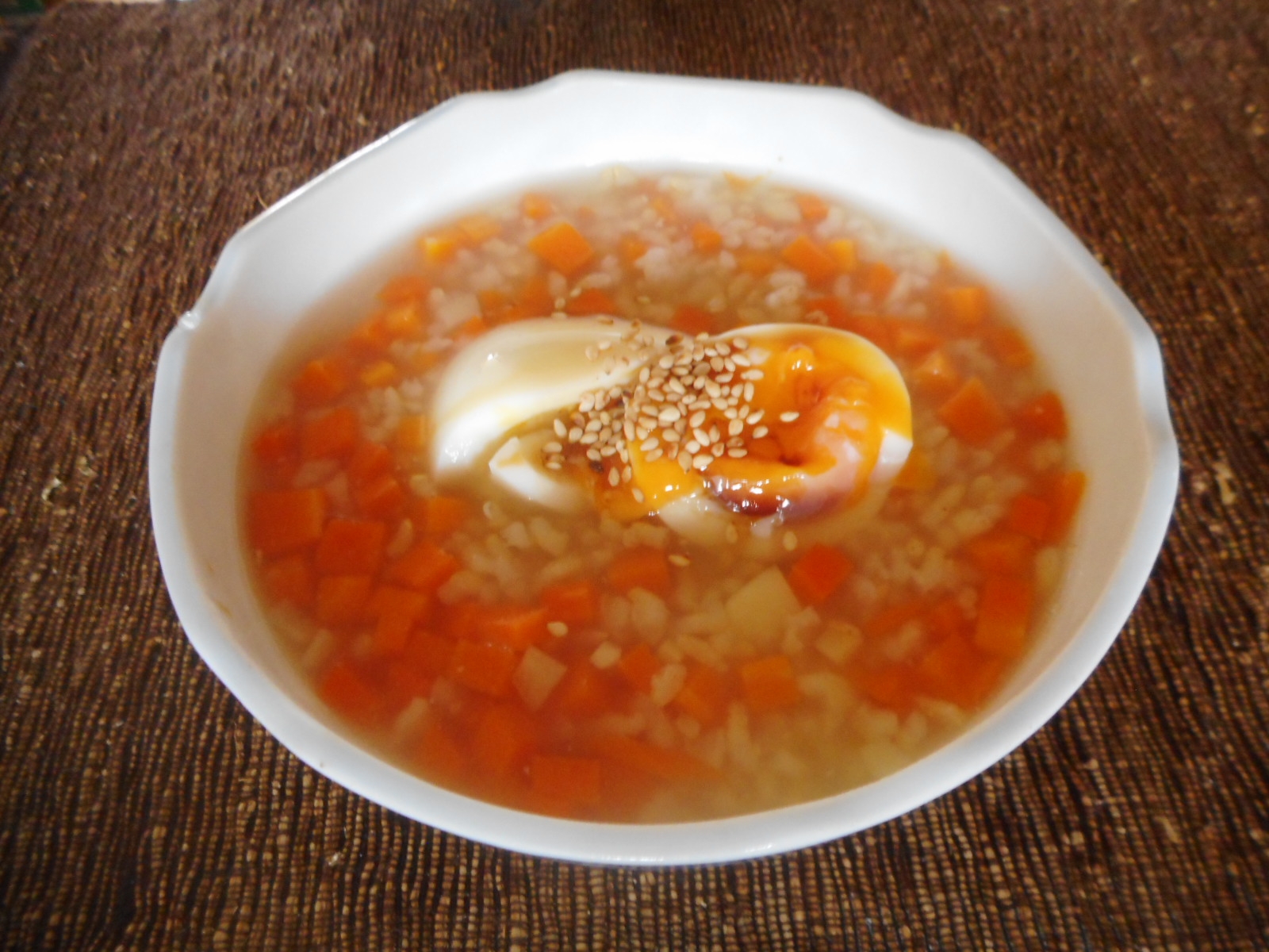 ニンジンと半熟卵の玄米粥