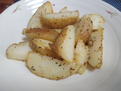 青のりのひとふりで味がぐっとかわり、いつもと違う美味しいポテトになりました！温かいうちに食べるのが一番ですね　ビールと合うだろうな～最近お酒飲めなくなったので涙