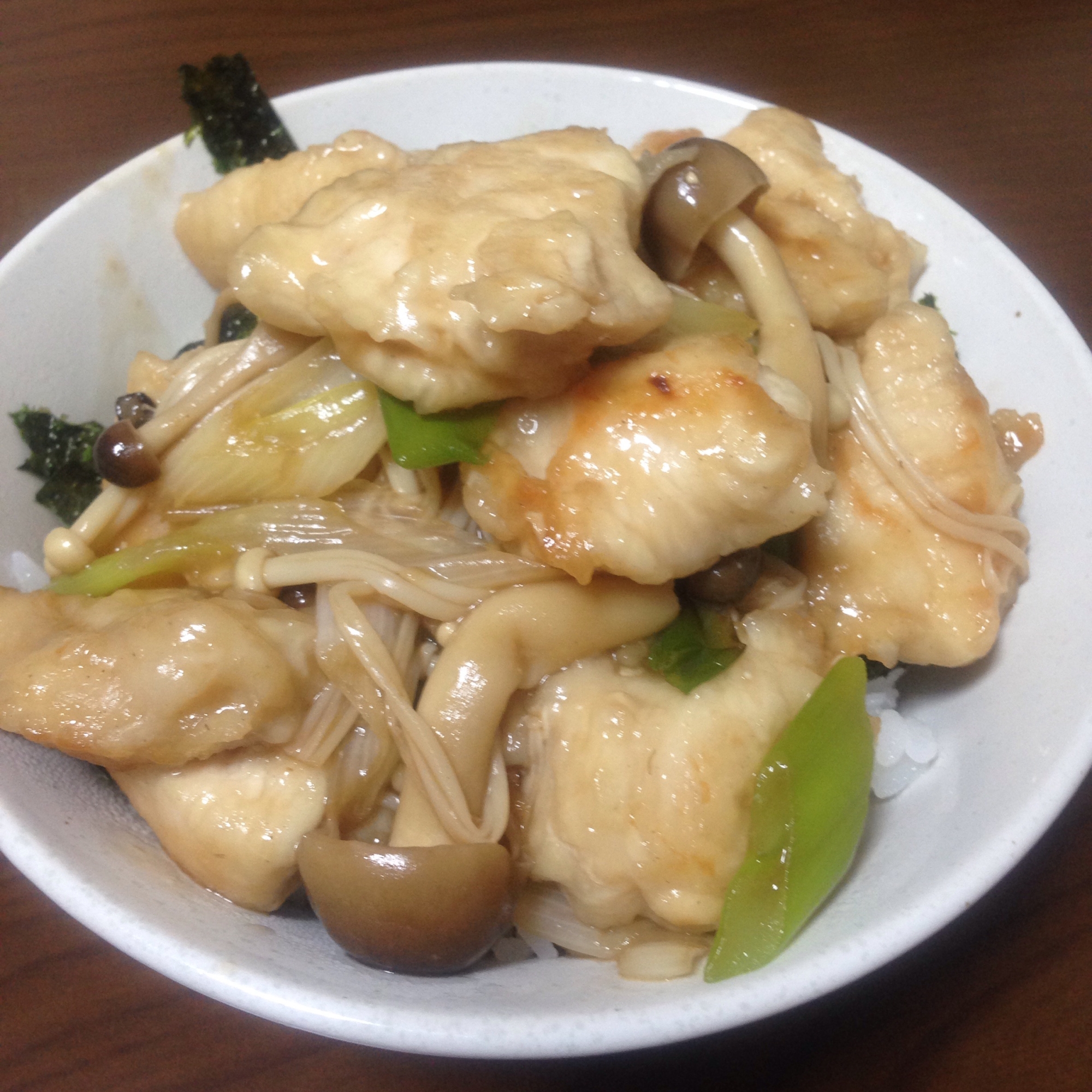 鶏胸肉でヘルシーでもがっつり！鶏ときのこの丼