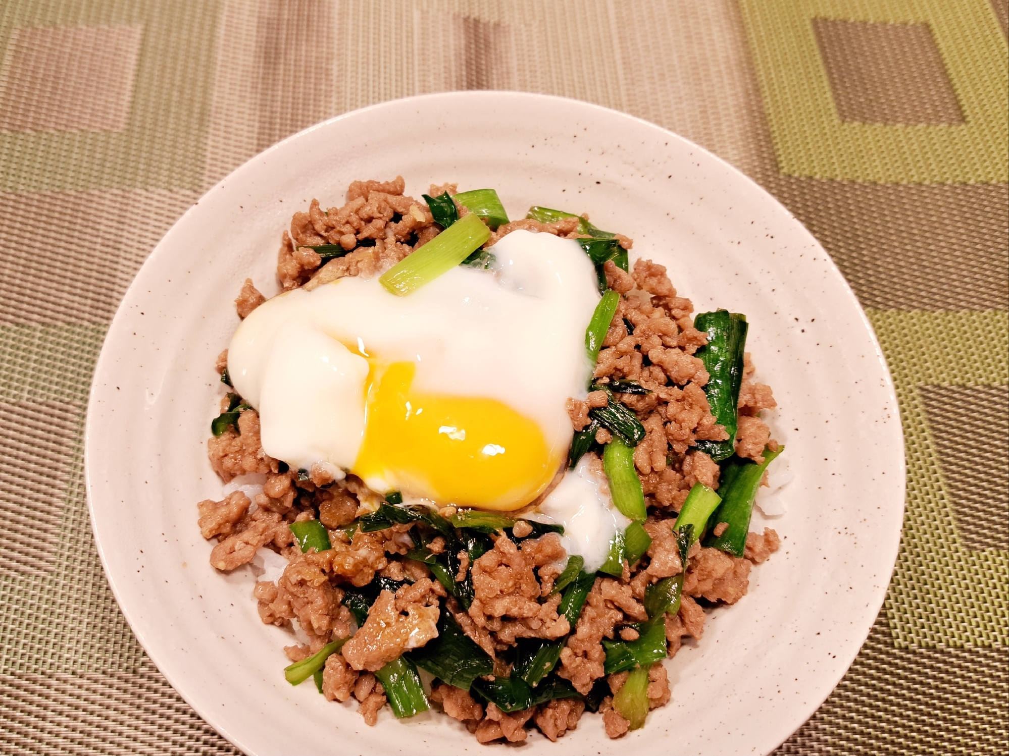 簡単！にら と豚ひき肉で スタミナ丼